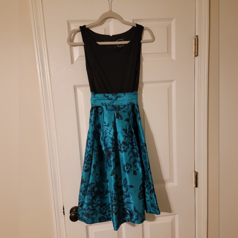 Size 8, green dress.